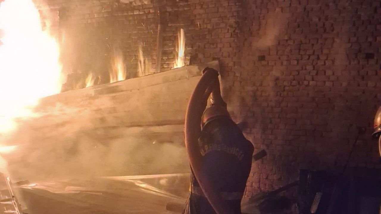 Ghaziabad News: भोपुरा रोड में फर्नीचर वेयरहाउस में आग लगने से मचा हड़कंप, लाखों का सामान जलकर हुआ खाक, कारण शॉर्ट सर्किट