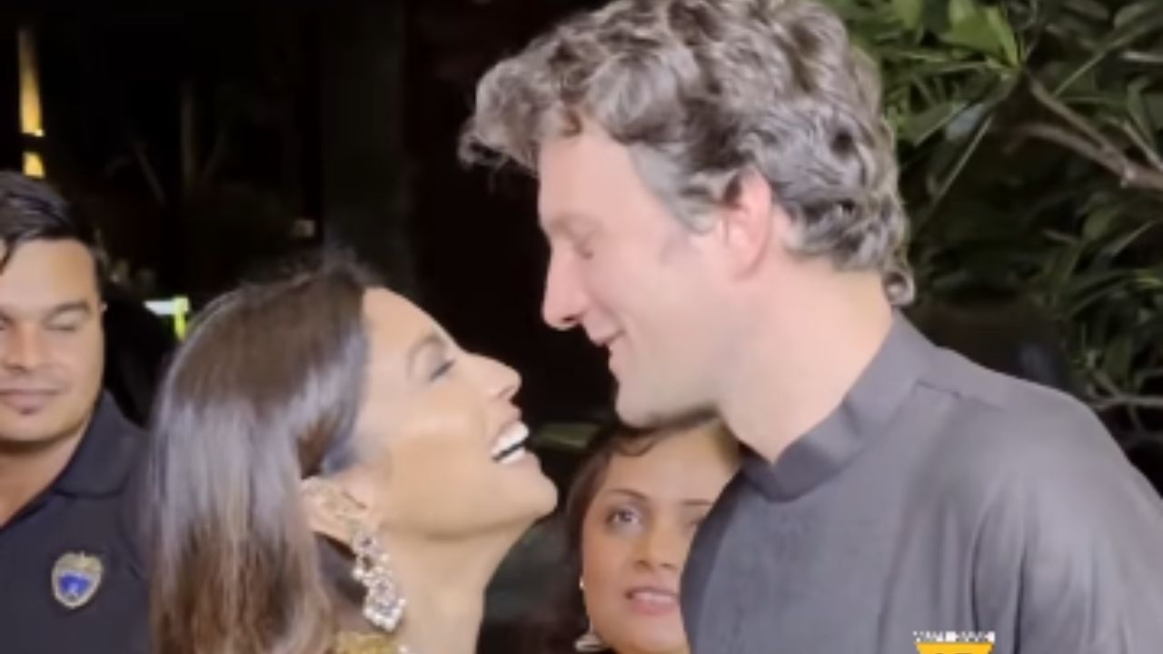 Ramesh Taurani की दिवाली पार्टी में आए सितारे, Shriya Saran-Andrei Koscheev की चुपके वाली रोमांटिक झलक वायरल