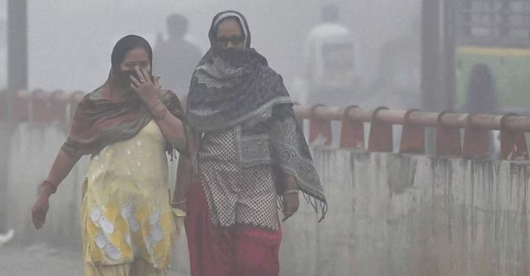 दिल्ली की हवा में जहर घुला, कोहरे ने बढ़ाई परेशानी, जानिए किन राज्यों में बरसेंगे बादल, AQI 300 के पार…