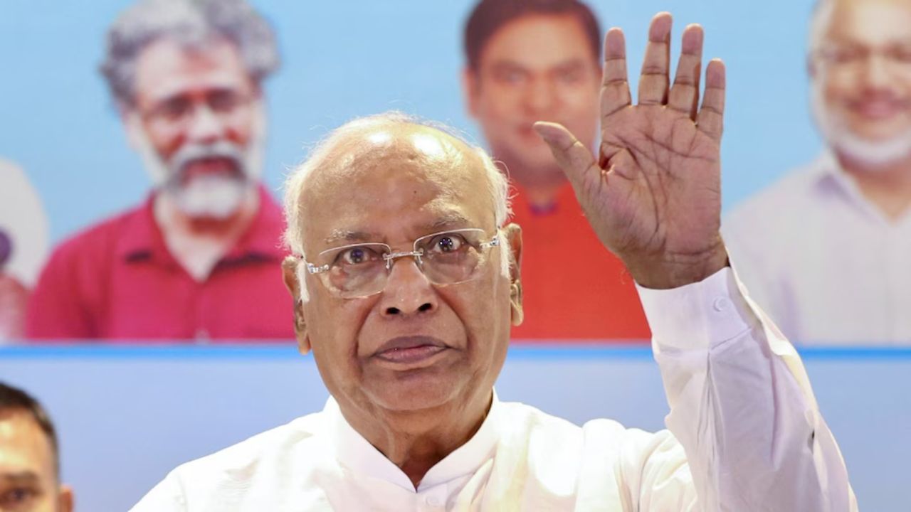 मल्लिकार्जुन खरगे का पीएम मोदी पर तंज, बोले- अभी सम्राट नहीं बने हैं प्रधानमंत्री, अंग्रेजों जैसी टोपी पहनकर बैठे थे