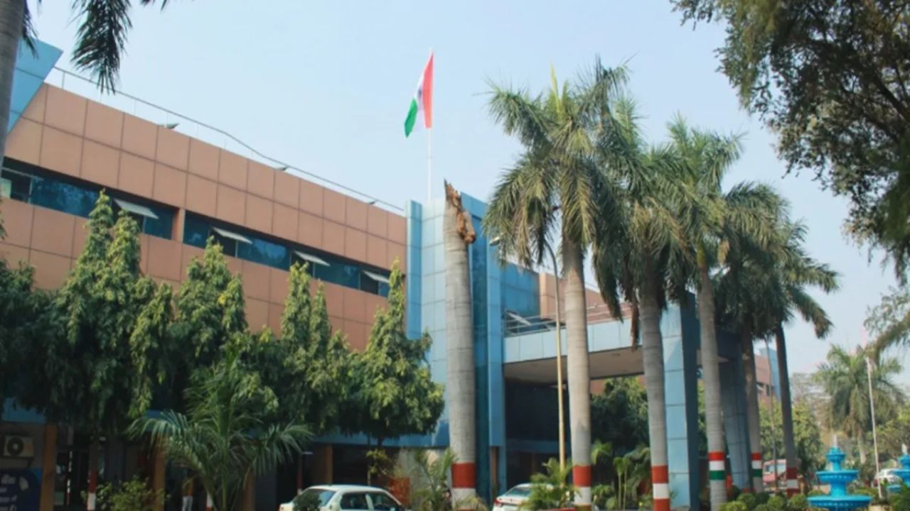 उत्तर प्रदेश फैक्ट्री अधिनियम में बड़ा बदलाव, महिला श्रमिकों को नाइट शिफ्ट की अनुमति, जानें नई सुरक्षा नियम