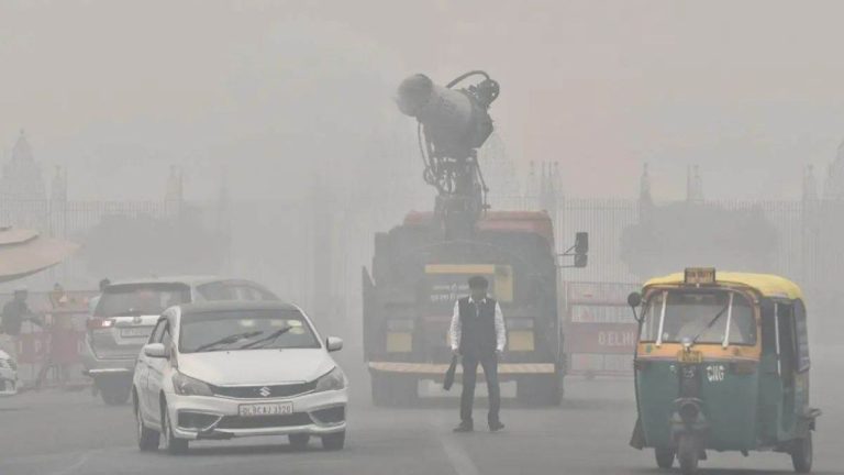 दिल्ली में ठंड चरम पर प्रदूषण 400 पार धुंध से नहीं मिलेगी राहत अगले दिनों में बढ़ेगी सर्दी और परेशानी