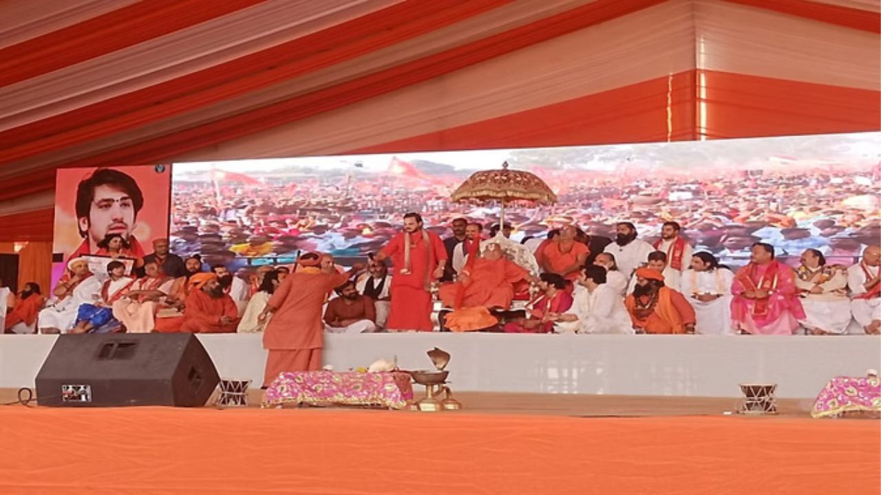 Sanatan Hindu Ekta Padyatra: हिंदू एकता के लिए उठाया बड़ा कदम, रामभद्राचार्य ने घोषित की दिल्ली-कश्मीर पदयात्रा योजना