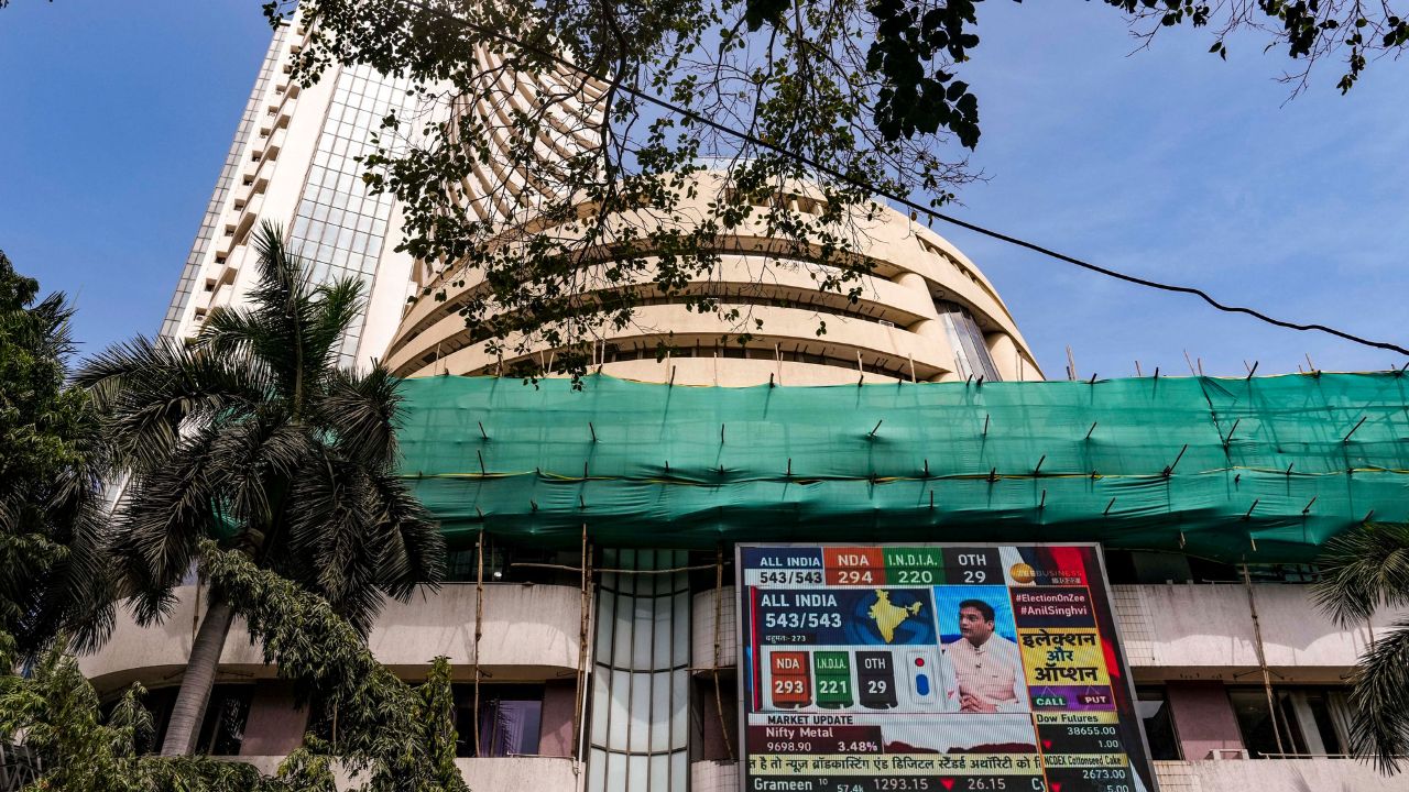 शेयर बाजार ने दो दिन की बढ़त के बाद दिखाया जोरदार वापसी, सेंसेक्स 335 अंक चढ़ा