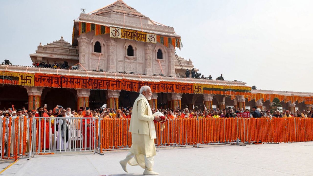 UP News: पीएम मोदी करेंगे राम मंदिर शिखर पर ध्वजारोहण, अयोध्या में 7 हजार से अधिक लोग होंगे शामिल