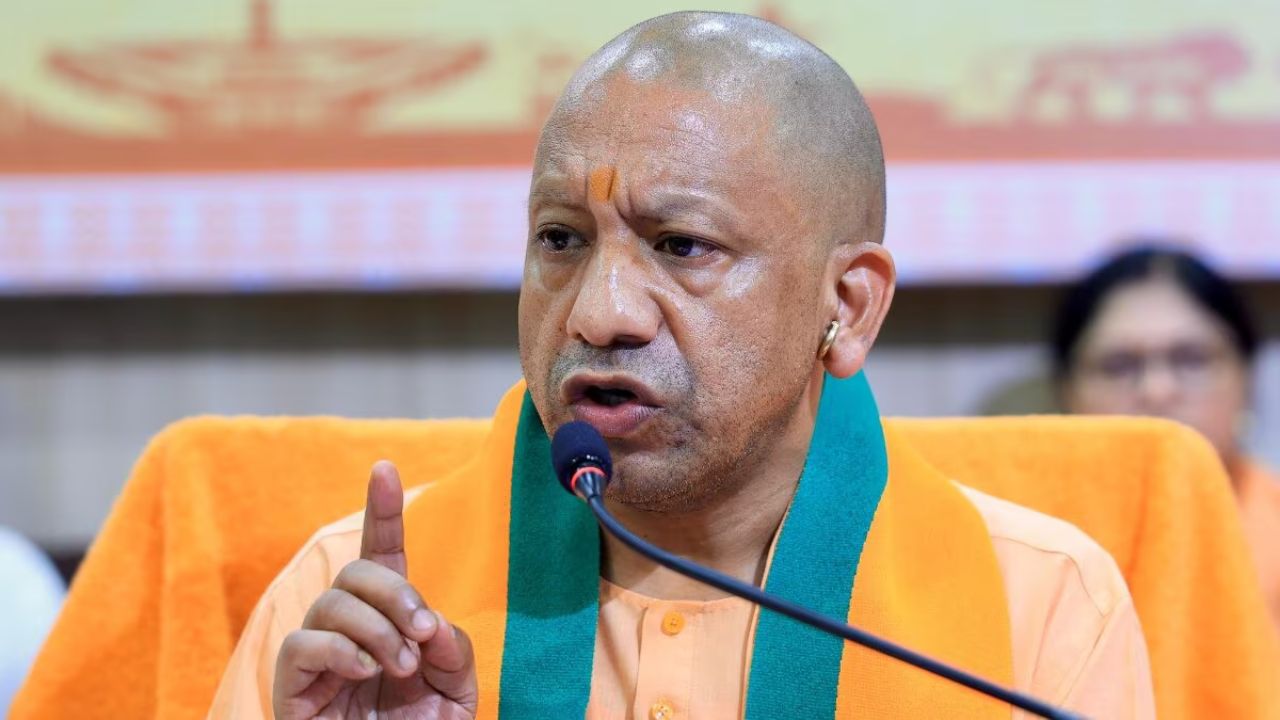 UP News: संविधान दिवस पर योगी बोले कर्तव्य निभाओ वरना लोकतंत्र कमजोर होगा, जानें लोकभवन कार्यक्रम की बड़ी बातें