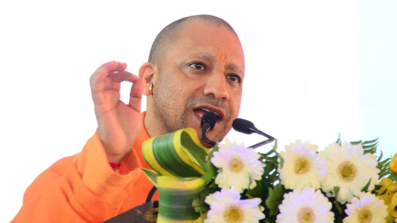 UP News: संविधान दिवस पर योगी बोले कर्तव्य निभाओ वरना लोकतंत्र कमजोर होगा, जानें लोकभवन कार्यक्रम की बड़ी बातें