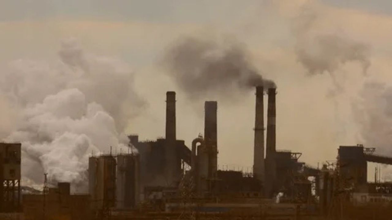 गाजियाबाद की जहरीली हवा, औद्योगिक धुएं ने बढ़ाई सांसों की मुश्किलें, प्रशासन से सख्त कार्रवाई की मांग