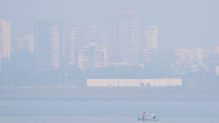 Mumbai AQI: मुंबई की हवा हुई जहरीली, BMC ने शुरू किया डस्ट कंट्रोल कैंपेन, बॉम्बे हाईकोर्ट ने दिया चेतावनी