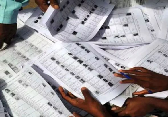 SIR in UP: बरेली में एसआईआर कार्य में तेजी, बीएलओ सम्मानित, दो शिफ्टों में समय पर काम पूरा करने के निर्देश