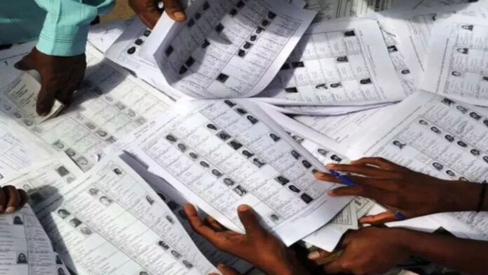 SIR in UP: बरेली में एसआईआर कार्य में तेजी, बीएलओ सम्मानित, दो शिफ्टों में समय पर काम पूरा करने के निर्देश