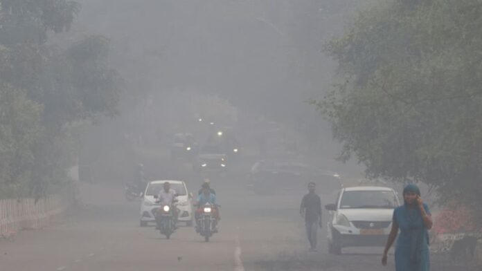 Ghaziabad AQI: गाजियाबाद हुआ ऑरेंज जोन में, तेज हवा से मिली प्रदूषण में थोड़ी राहत लेकिन खतरा अभी बरकरार