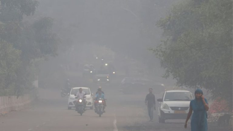 Ghaziabad AQI: गाजियाबाद हुआ ऑरेंज जोन में, तेज हवा से मिली प्रदूषण में थोड़ी राहत लेकिन खतरा अभी बरकरार