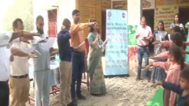 Greater Noida में CSIR का खास मिशन! बच्चों संग मनाया सतर्कता सप्ताह, हुए मज़ेदार मुकाबले और शपथ समारोह
