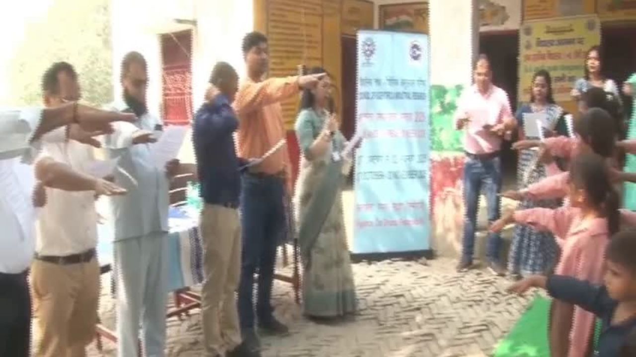 Greater Noida में CSIR का खास मिशन! बच्चों संग मनाया सतर्कता सप्ताह, हुए मज़ेदार मुकाबले और शपथ समारोह