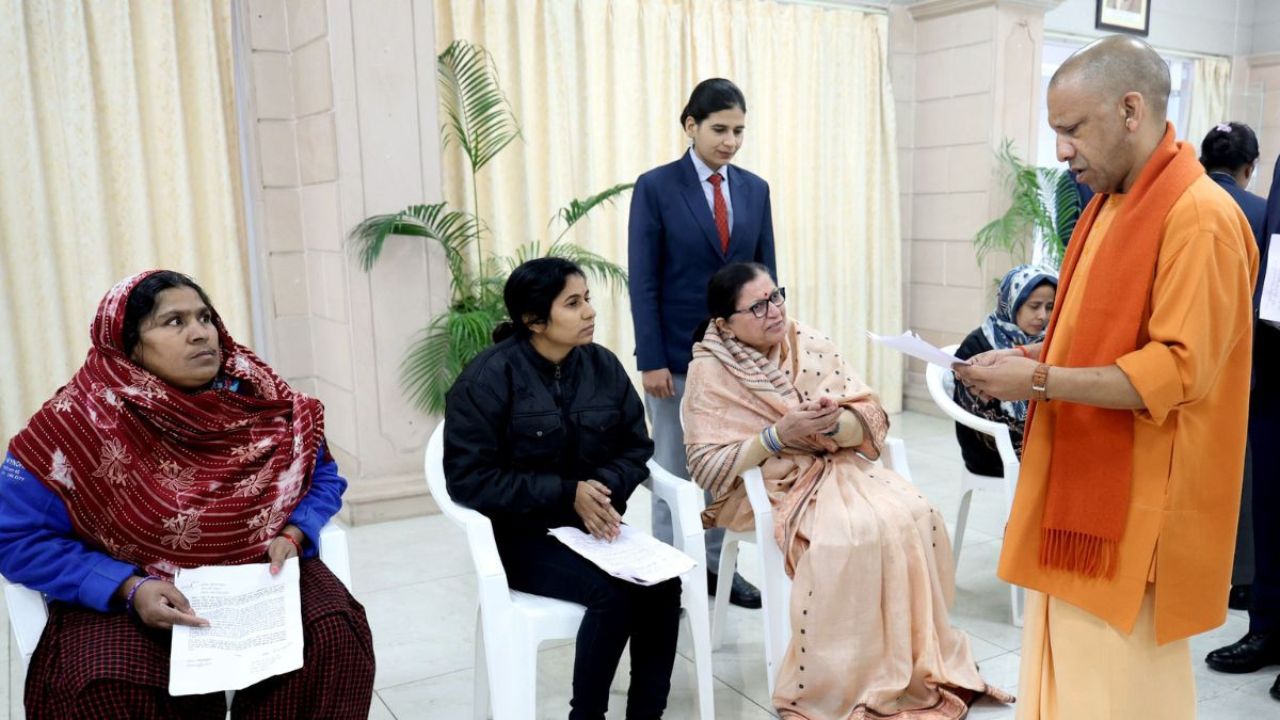 UP News: सीएम योगी ने जनता दर्शन में फरियादियों की आर्थिक समस्याओं पर जताई संवेदना, अधिकारियों को कार्रवाई का आदेश