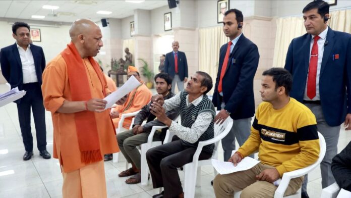UP News: सीएम योगी ने जनता दर्शन में फरियादियों की आर्थिक समस्याओं पर जताई संवेदना, अधिकारियों को कार्रवाई का आदेश