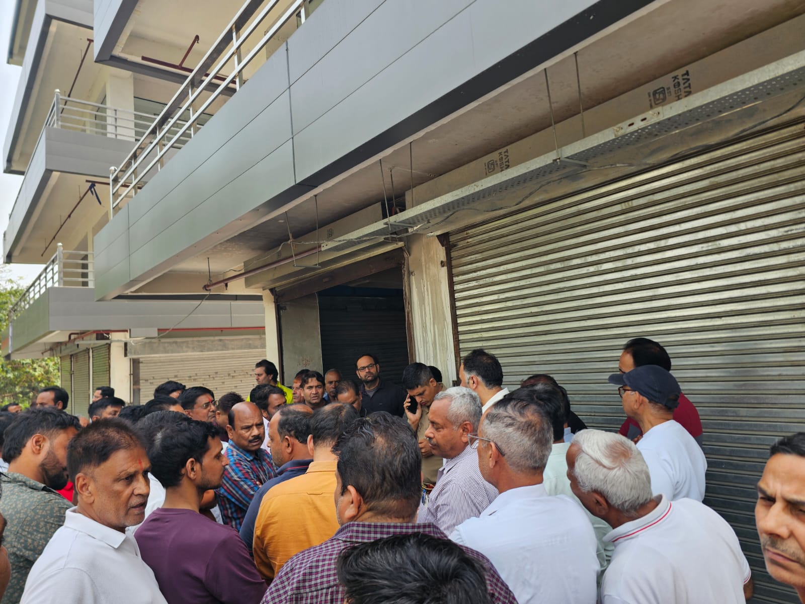 ग्रेटर नोएडा सेक्टर-36 शराब की दुकान विरोध प्रदर्शन