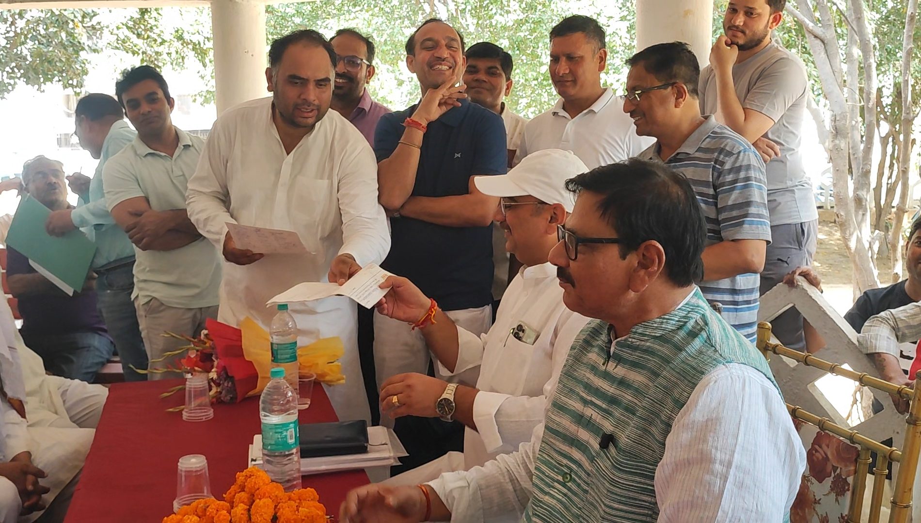 सेक्टर-36 ग्रेटर नोएडा में हाई मास्ट लाइट का उद्घाटन विधायक धीरेंद्र सिंह