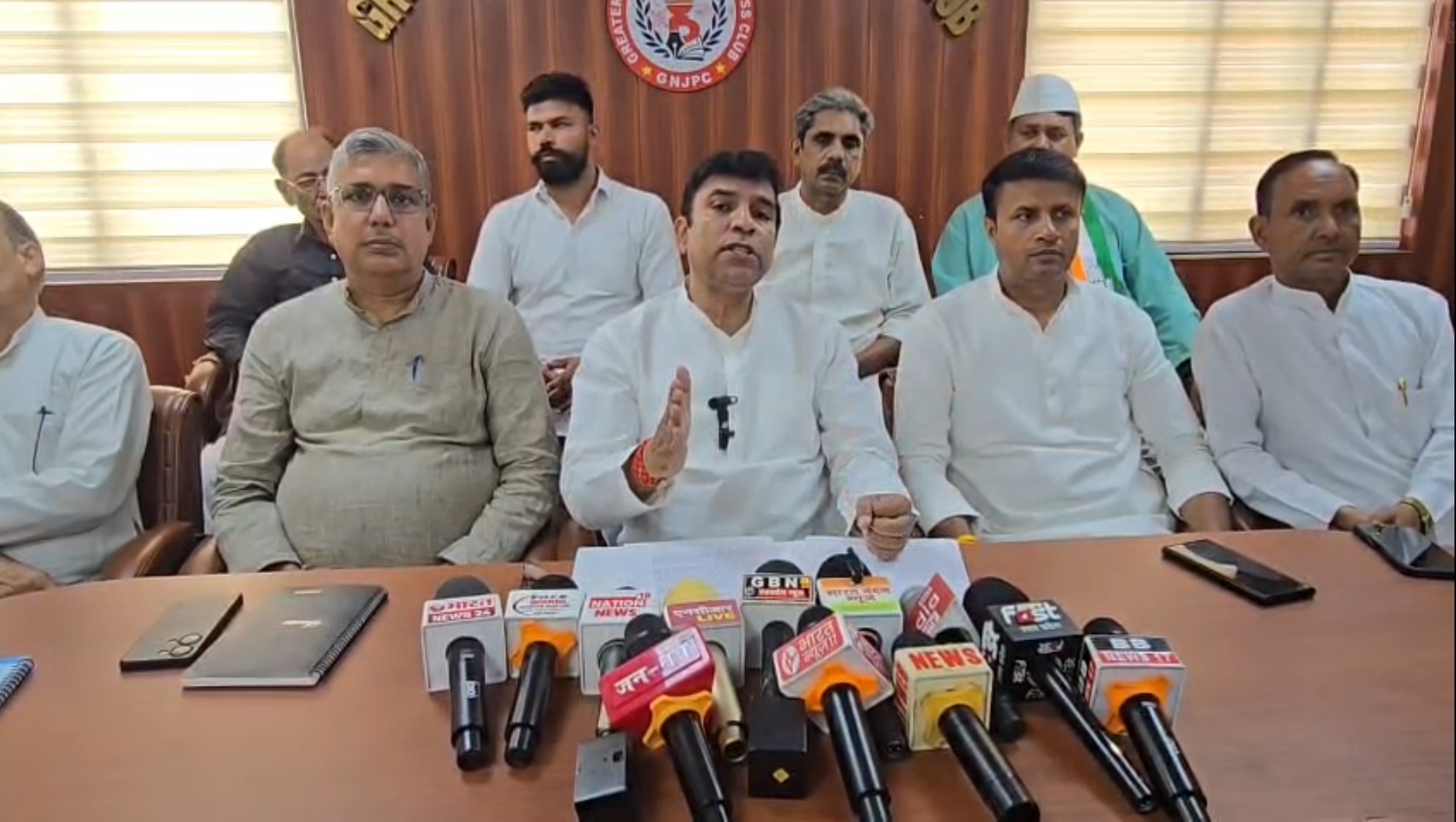 ग्रेटर नोएडा जर्नलिस्ट प्रेस क्लब में पत्रकार वार्ता को संबोधित करते कांग्रेस नेता दीपक भाटी चोटीवाला