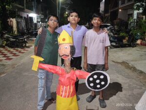 ग्रेटर नोएडा सेक्टर-36 में रावण के पुतले के साथ बच्चे और पुतला दहन की तस्वीर